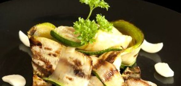 Кабачки на гриле с грецкими орехами и йогуртово-лаймовым соусом