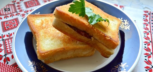 Тосты с плавленным сыром и копченой колбасой