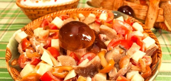 Салат с маринованными грибами и помидорами
