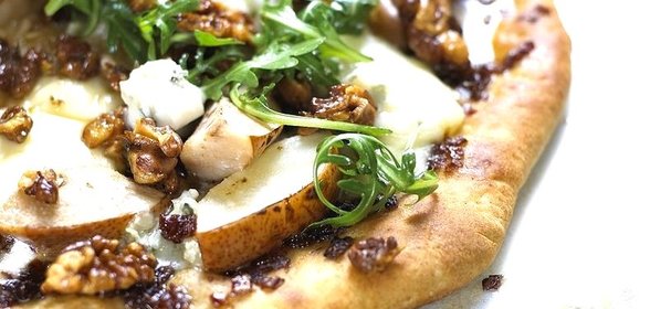 Пицца с сыром и грушей