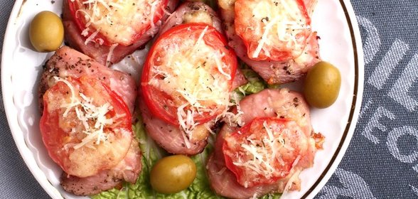Индейка, запеченная под сыром с помидорами