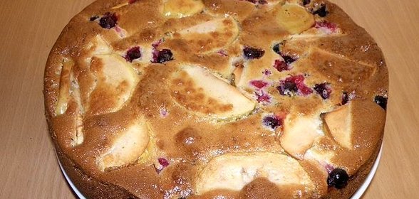 Шарлотка с яблоками и смородиной