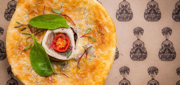 Шотландский мясной пирог с томленой говядиной на сахарной косточке