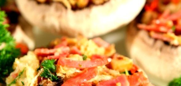 Шампиньоны фаршированные с помидором и сыром