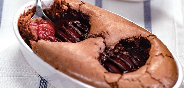 Клафути с шоколадом и сливами