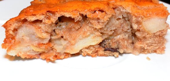 Пряный яблочный пирог с изюмом