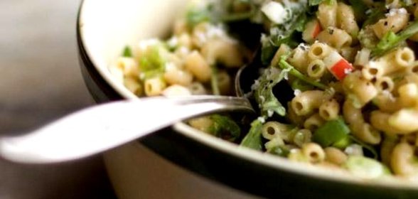 Салат с макаронами, зеленым луком и сыром