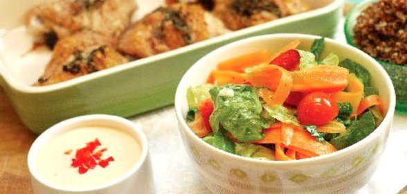 Хрустящая курица с пряностями и салатом