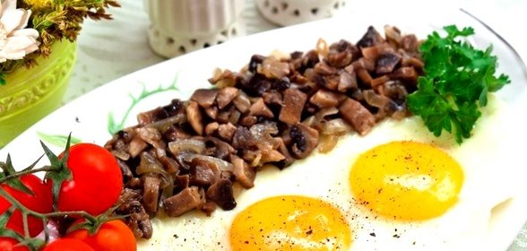 Яичница с грибами и луком
