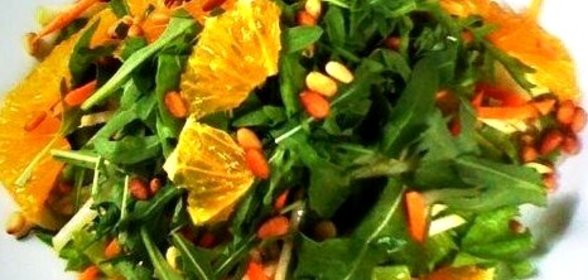 Салат с куриной грудкой, рукколой и апельсином