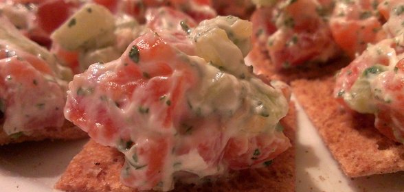 Закуска из подкопченной форели и творога на ржаных хлебцах