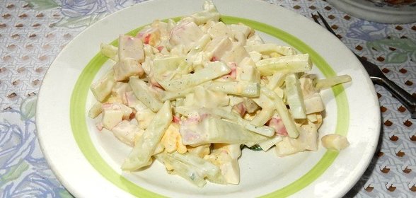 Салат из крабового мяса яиц и огурцов