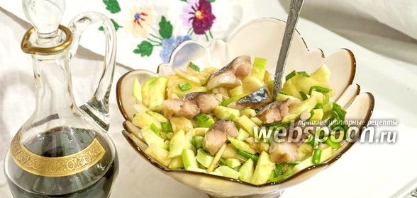 Салат с провесной скумбрией, картофелем и зелёным яблоком