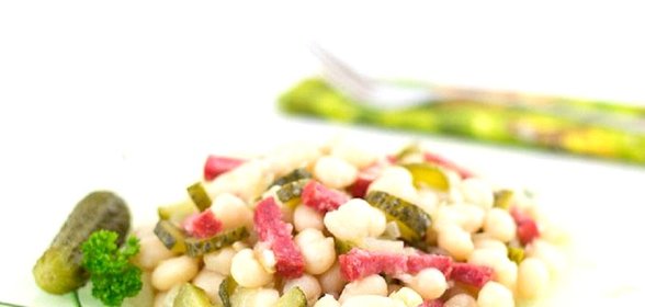 Салат из фасоли с копченой колбасой