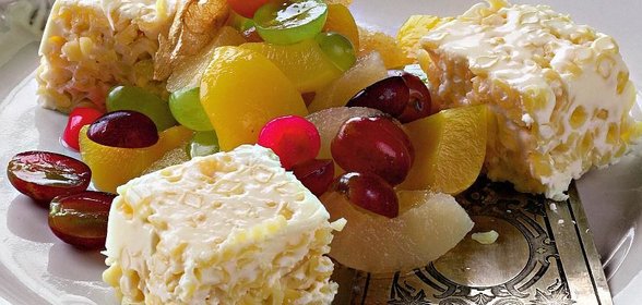 Салат с паннакоттой и фруктами