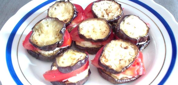 Жареные баклажаны с майонезом и помидорами