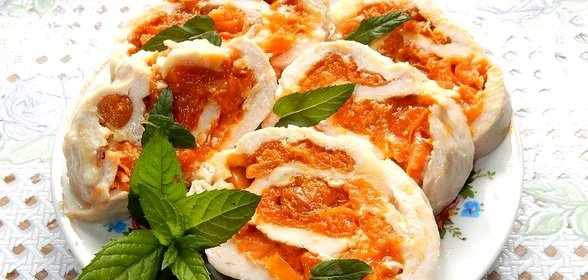 Куриный рулет с курагой и сыром