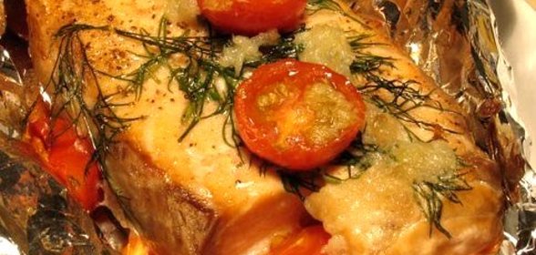 Лосось, запеченный в фольге с овощами