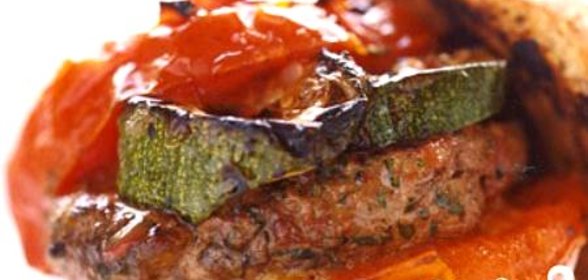 Бургеры на гриле с овощами