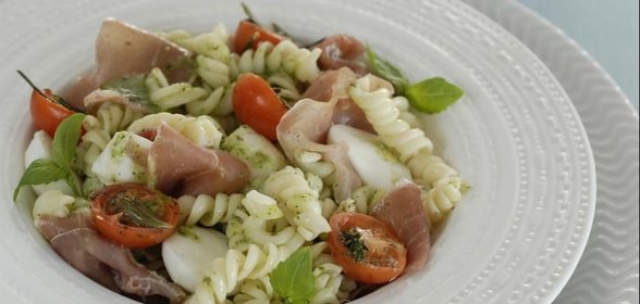 Салат с макаронами под соусом песто