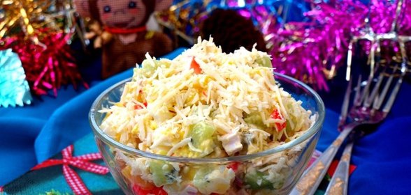 Салат с крабовыми палочками, манго и киви