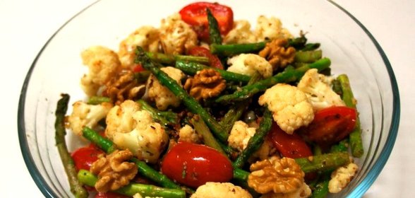 Теплый салат со спаржей