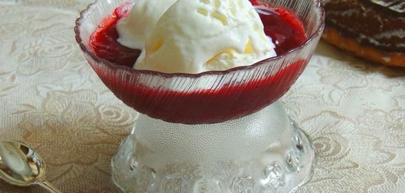Мороженое пломбир с ягодным киселем