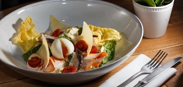 Утренний «Цезарь» с яйцом