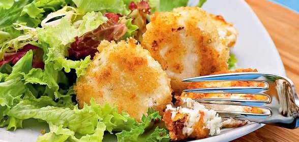 Жареный шевр с салатными листьями