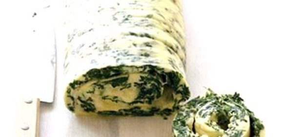 Рулет из омлета со шпинатом и сыром