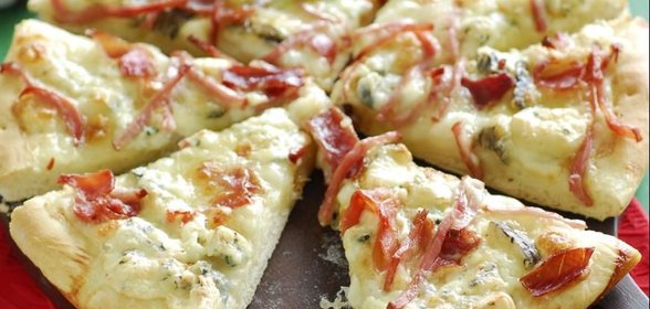 Пицца с моцареллой, горгонзолой и ветчиной