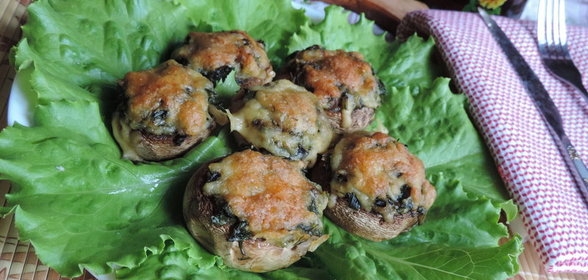 Шампиньоны, фаршированные зеленым луком