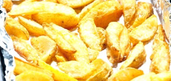 Запеченые на гриле дольки картофеля с луком