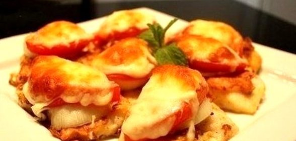 Рыба, запеченная под овощами и сыром