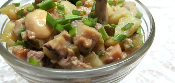 Фасолевый салат с курицей и грибами