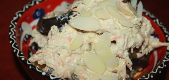 Закуска из баклажан с сыром, морковью и миндальными лепестками