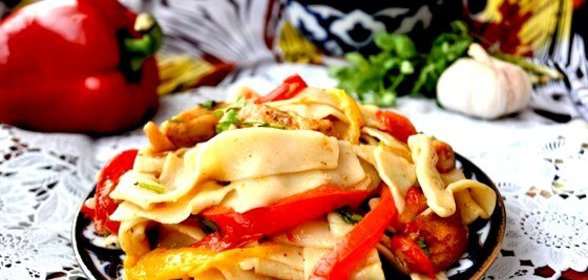Салат с домашней лапшой и курицей