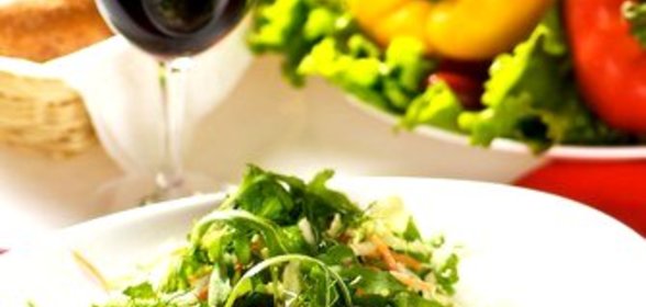 Свежая овощная лазанья с рукколой и бальзамическим сиропом