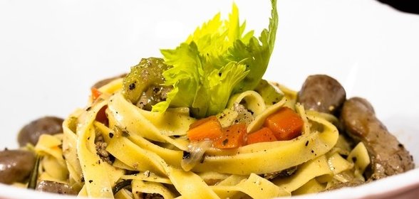 Паста с куриными сердечками и печенью