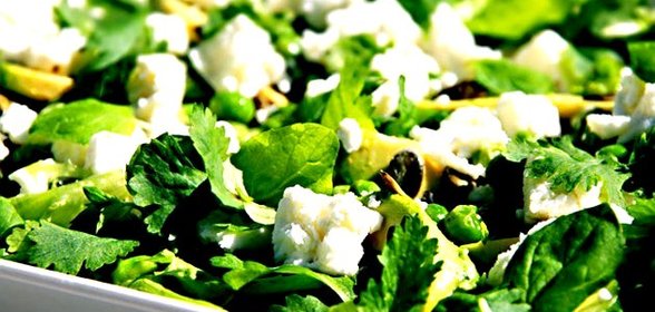 Салат из зеленого горошка, авокадо и зелени