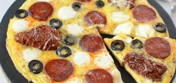 Омлет с моцареллой, сырокопченой колбасой и вялеными помидорами