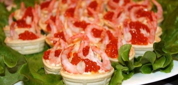 Тарталетки с икрой и креветками