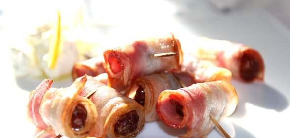 Финики в беконе с козьим сыром