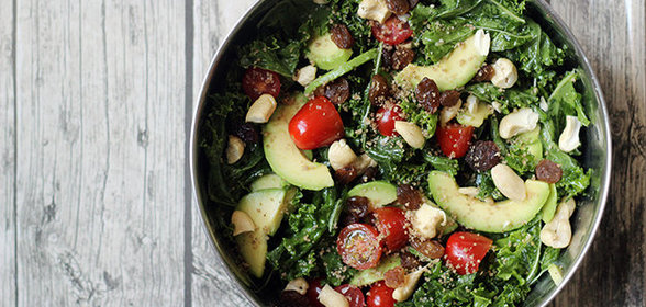 Салат с капустой кале, авокадо и кешью