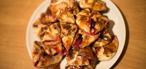 Конвертики с вишней, корицей и апельсинами