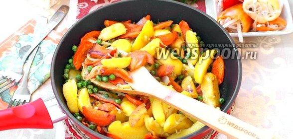 Горячая сковорода с картофелем и овощами