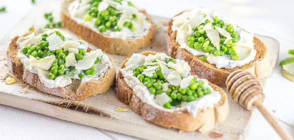 Брускетта с рикоттой, медом и зеленым горошком