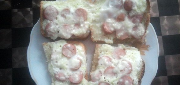 Горячие бутерброды с сосисками и с горчицей в микроволновке