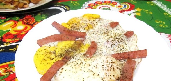 Яичница с колбасой