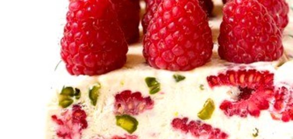 Cемифреддо с малиной и фисташками